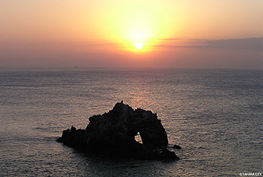 日出の石門